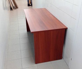 Прямой стол для офиса
